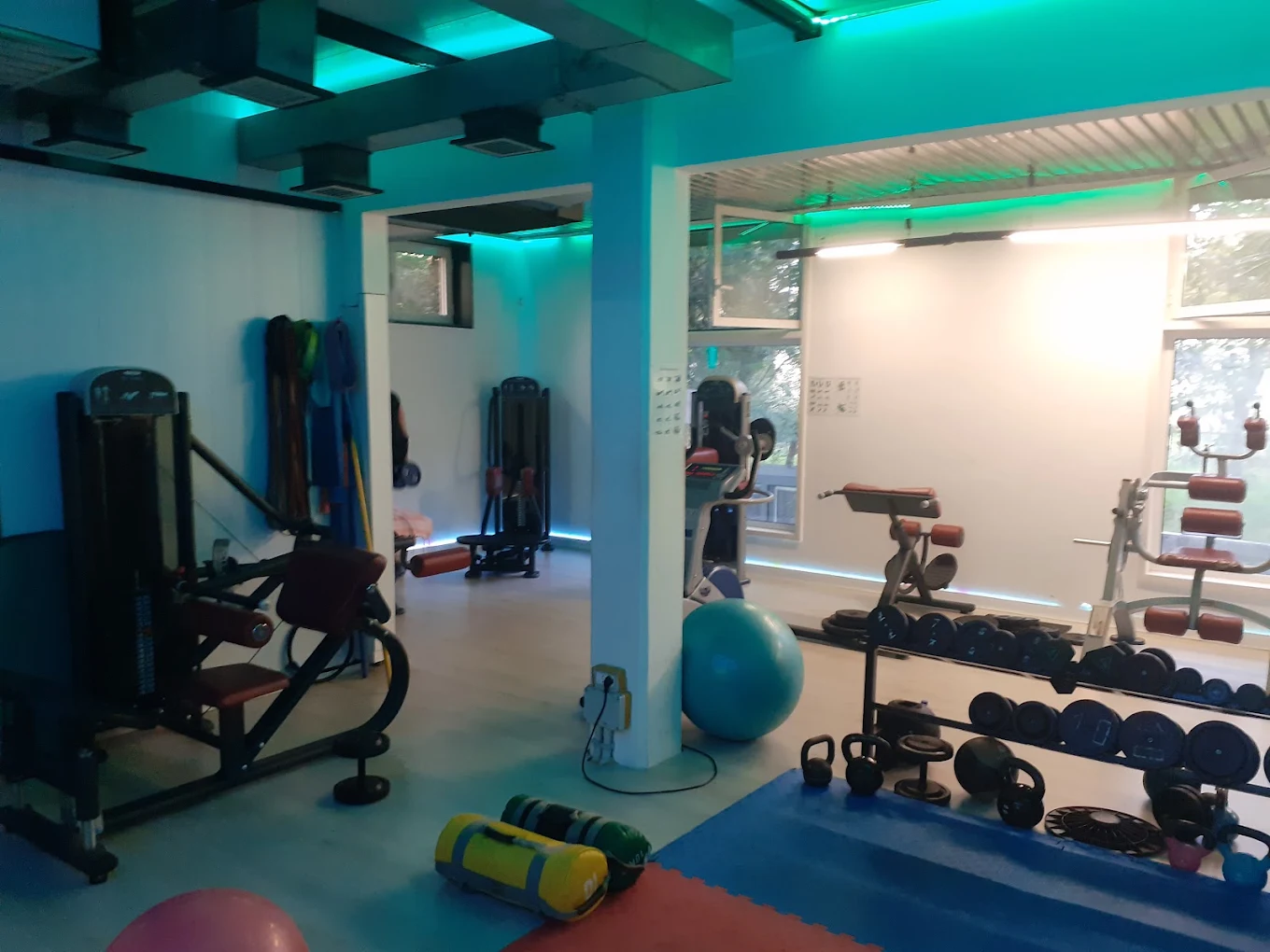 Zona corpo libero e macchinari della palestra